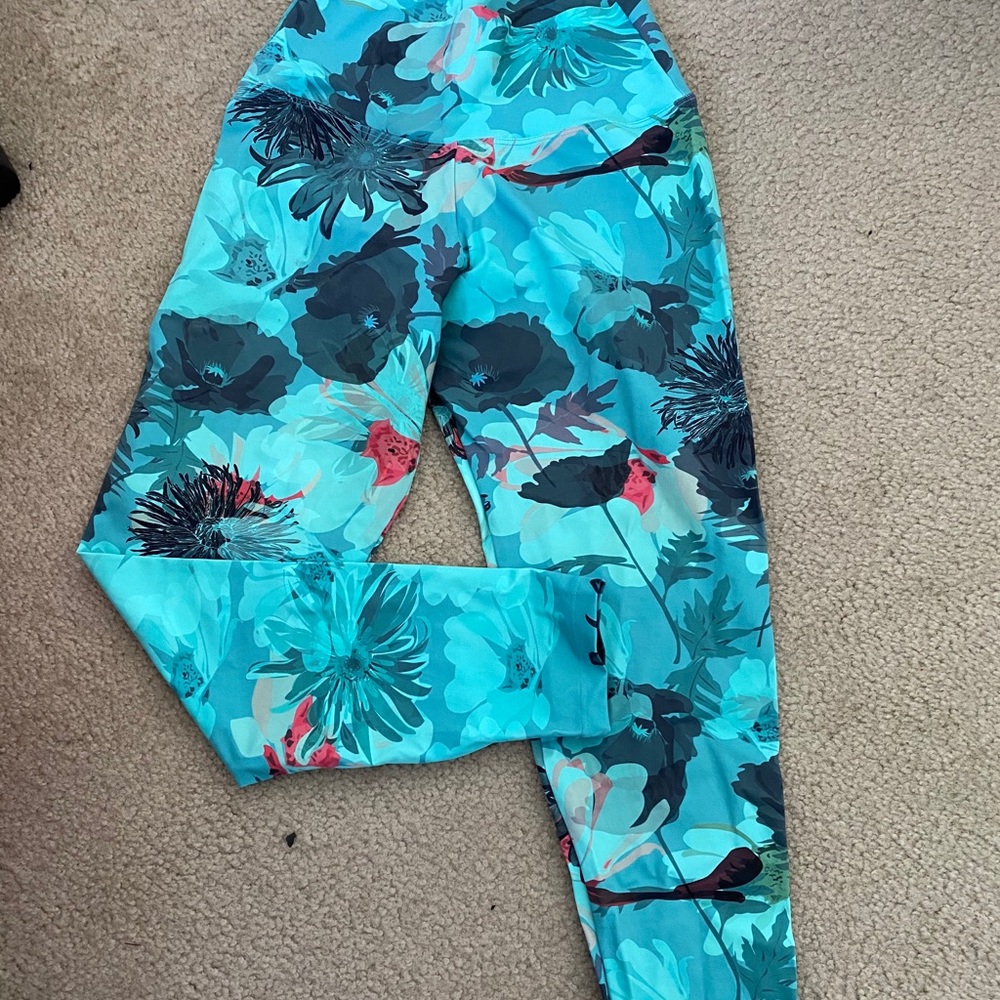 Liquido Active 7/8 length leggings. Size M